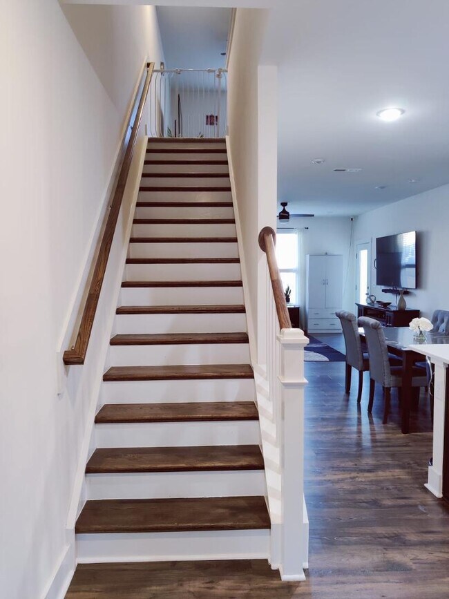 Building Photo - 4 Bedroom Townhome for Rent Apex