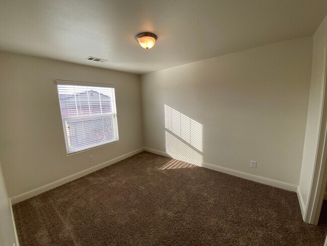 Building Photo - Beautiful 2 Story Home in Gated Avalon Com...