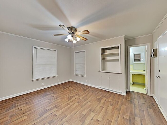 Building Photo - No Application Fees* $500 off 1st Month Rent*