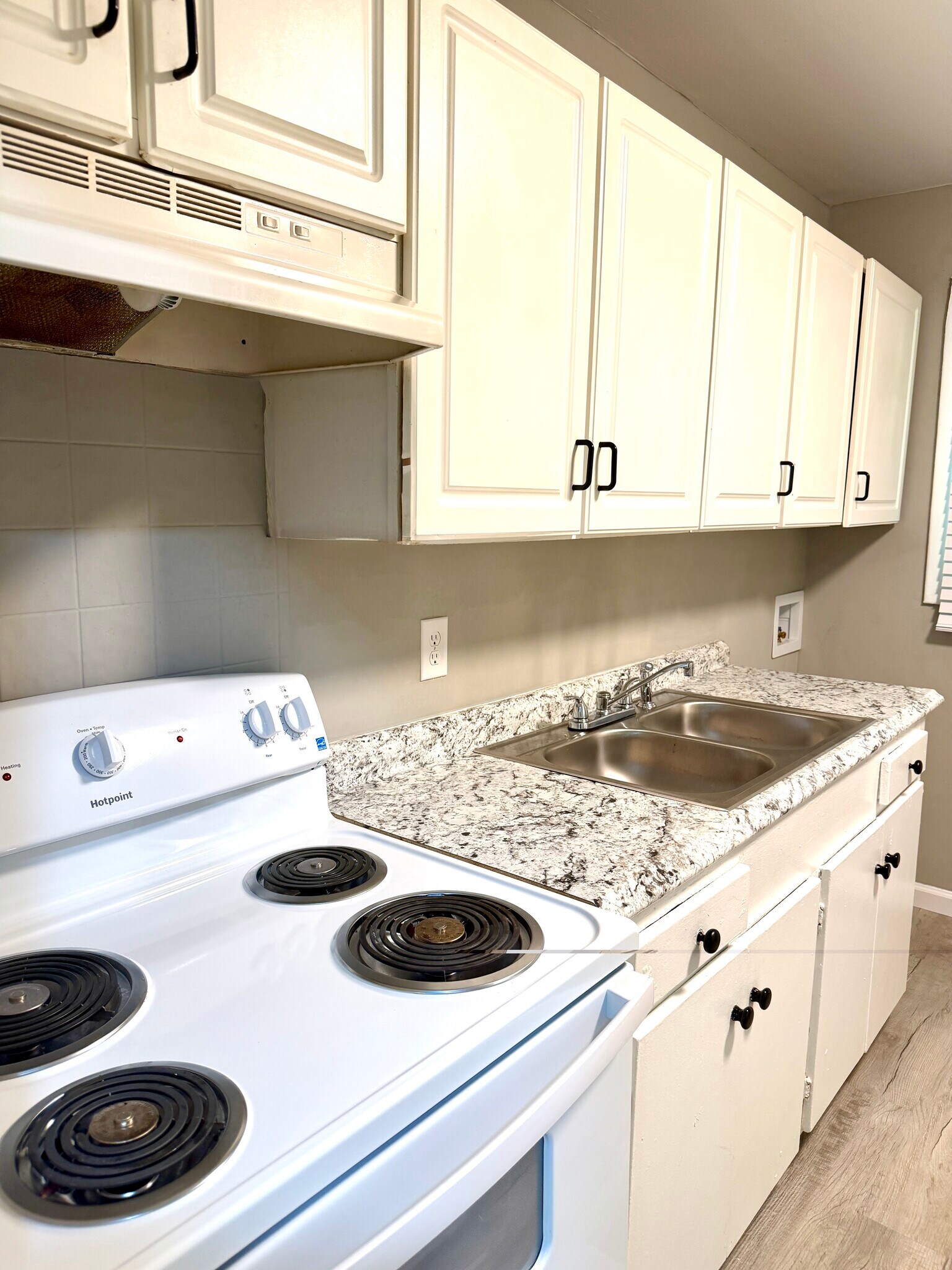 Kitchen Close-Up - 112 Live Oak Dr