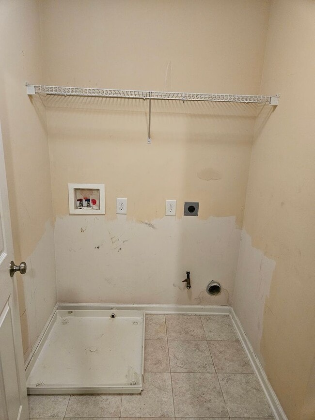 Building Photo - Rare 3 bed 2.5 bath Townhome home located ...