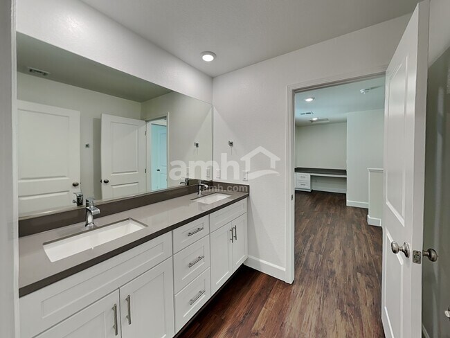 Building Photo - 872 Longwood Gdns St