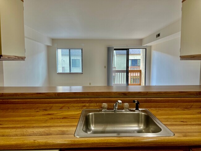 Building Photo - 1002 Linden Ave