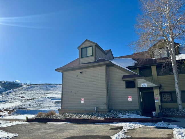 Building Photo - 207 Lake Dr