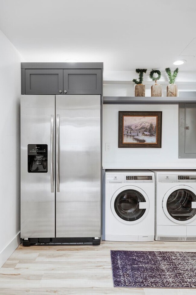 Building Photo - Modern 2 BDR Retreat: Serene Backyard