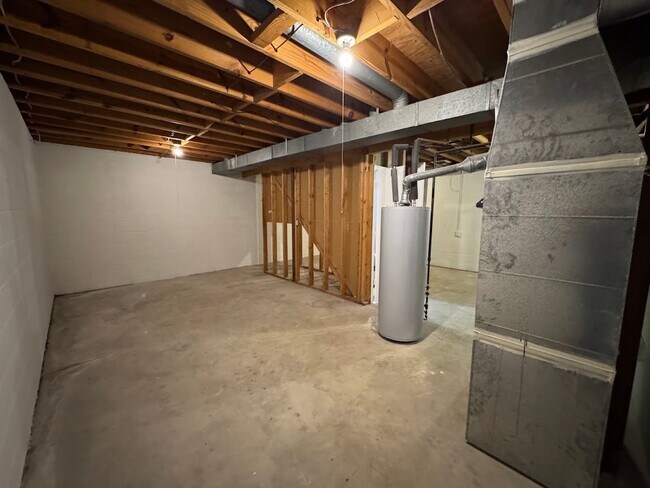 Building Photo - 2205 Hathaway Dr