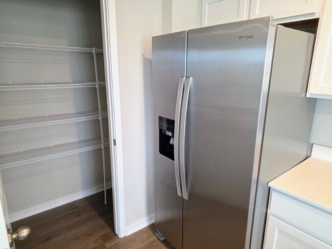 Building Photo - 655 NW Williamsburg Ln