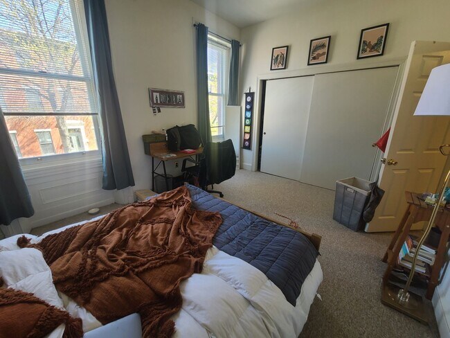 Building Photo - Spacious 2BR/1.5BTH w/ HW Floors, New Kitc...