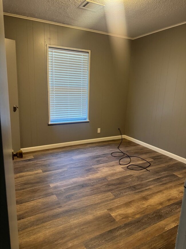 Building Photo - Completely Remodeled 3 Bed, 2 Bath Home in...