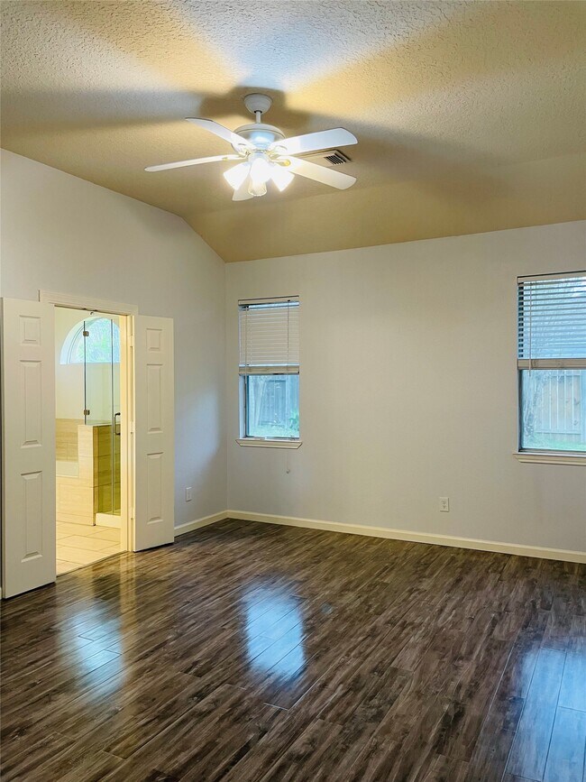 Building Photo - 20910 Medallion Pointe Dr