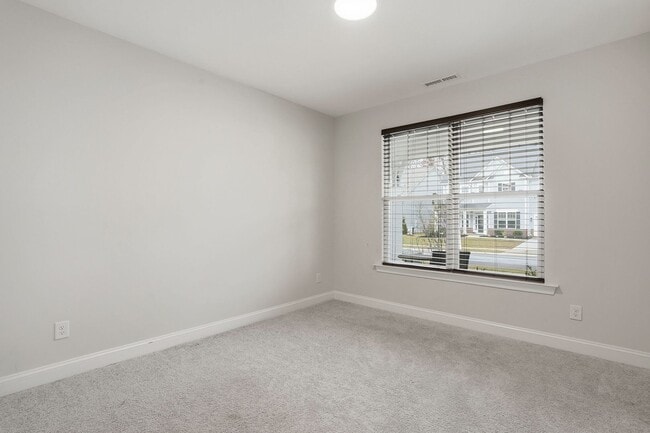 Building Photo - AVAILABLE BEAUTIFUL AND COMFORTABLE HOME