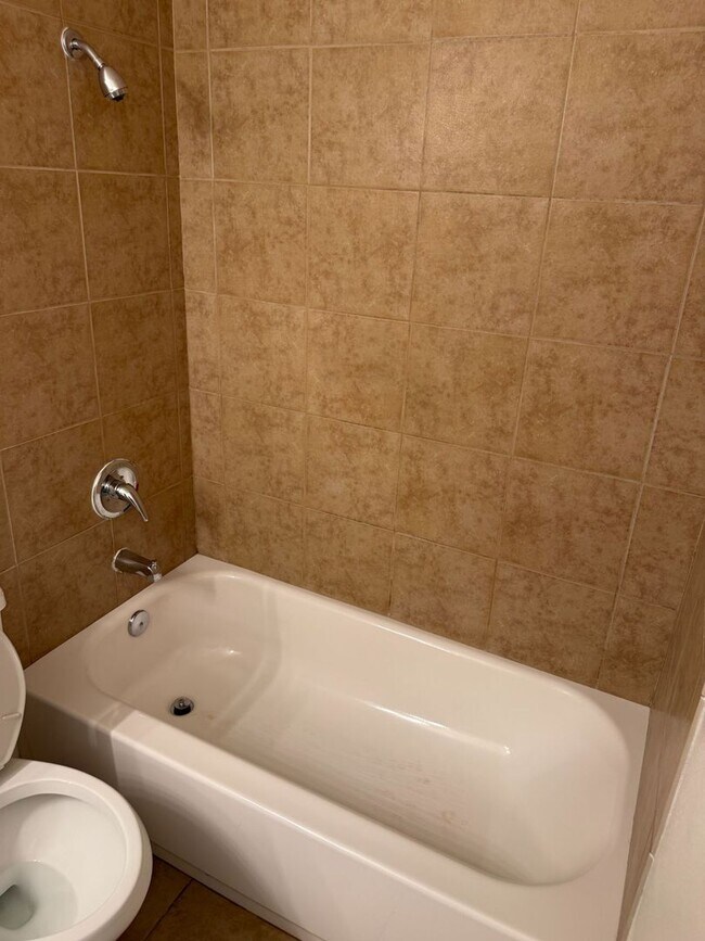Building Photo - 1 BEDROOM 1 BATHROOM ONTARIO APARTMENT