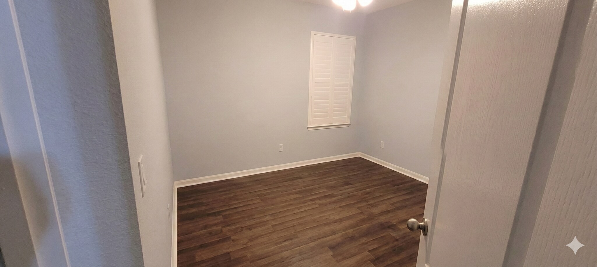 Building Photo - 910 Fallbrooke Ave