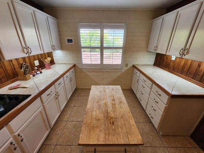 Building Photo - 2006 Hill St