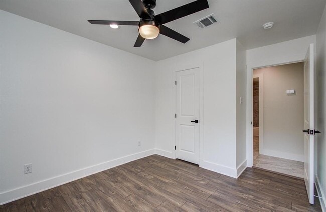 Building Photo - 624 Willow Ln