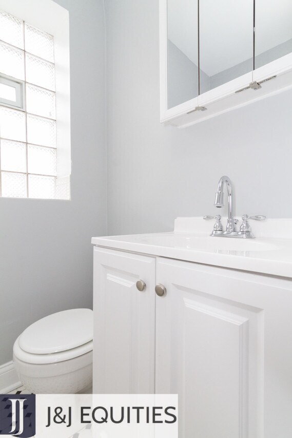 Interior Photo - 4070 N Kenmore Ave