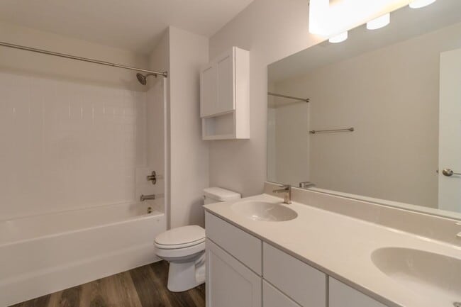 Building Photo - 1502 Simsbury St