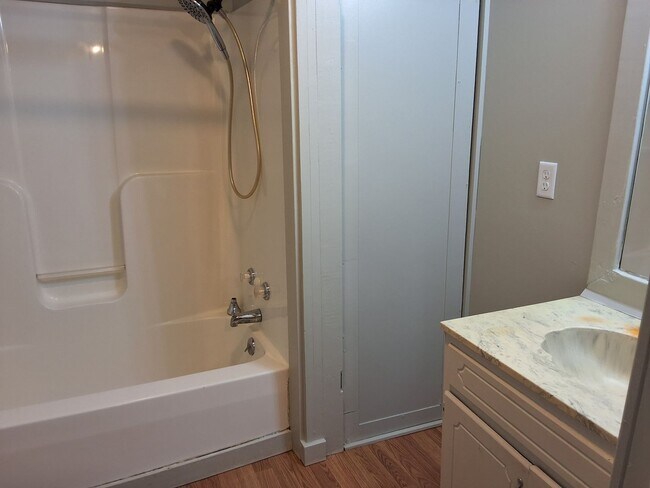 Building Photo - Charming  3 Bed, 2 Bath  House Located in Radcliff