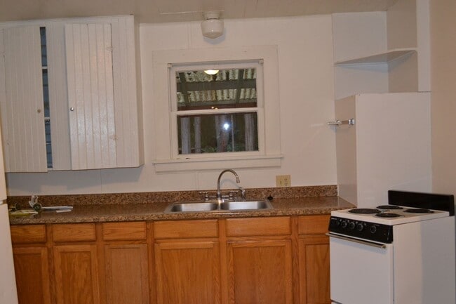 Building Photo - SMALL COTTAGE LIKE HOME IN DESIRABLE WEST ...