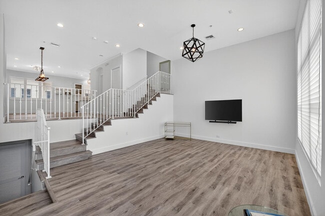 Building Photo - 508 N Birch Rd