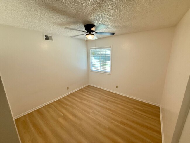 Building Photo - 4 -Bedroom Single-Story Home in Canyon Cou...
