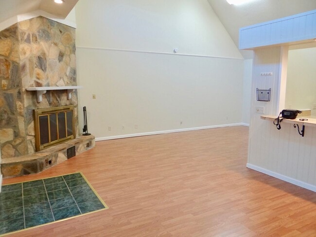 Building Photo - 2 bedroom unfurnished LONG TERM RENTAL in Fairway Ridge