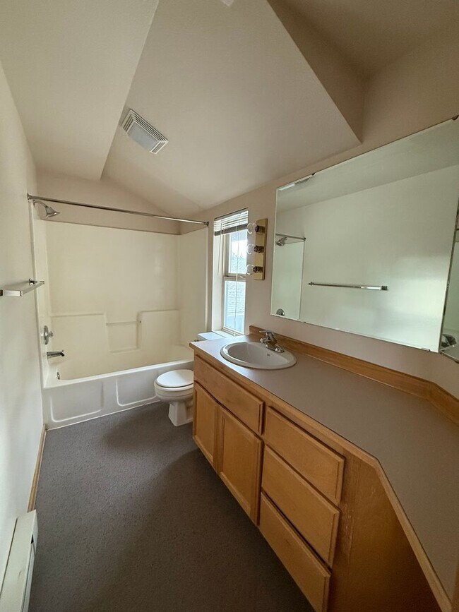 Building Photo - Spacious Studio Unit Located on Quiet NE B...