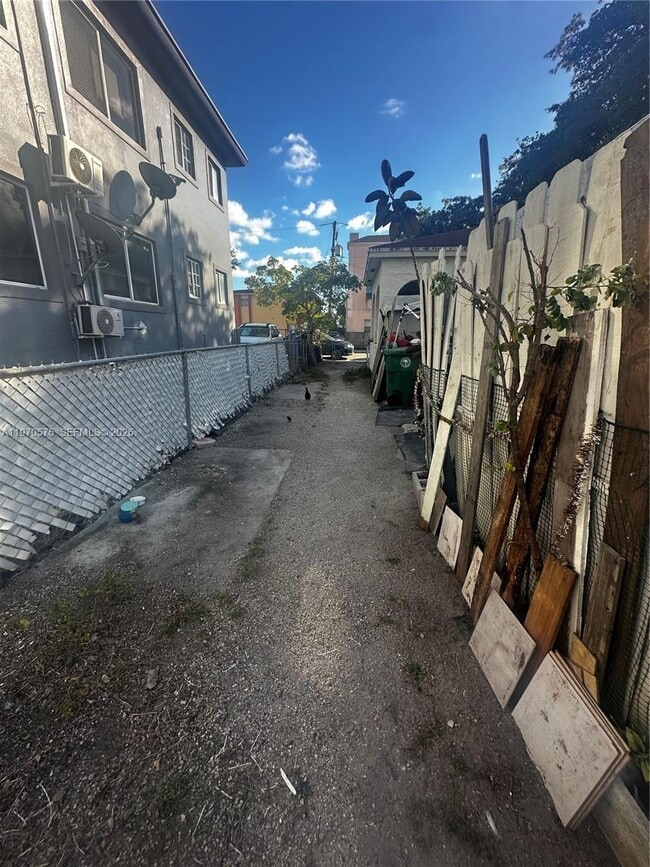 Building Photo - 1919 SW 2nd St