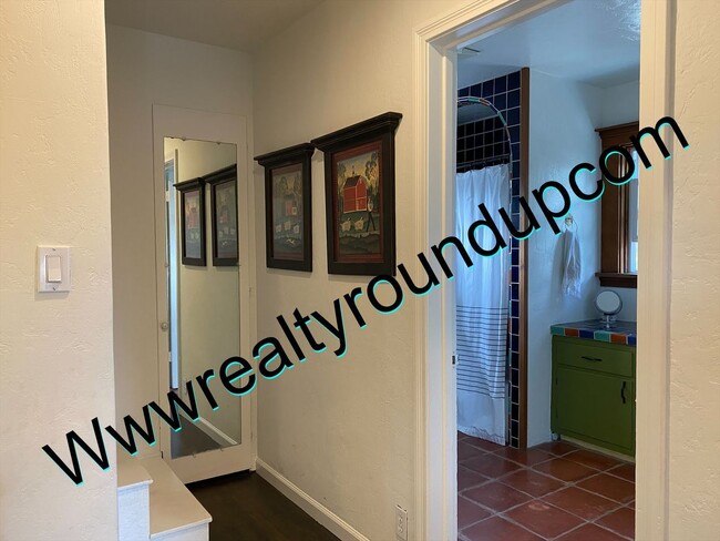 Building Photo - Three bed, Two Bath Home By UOP