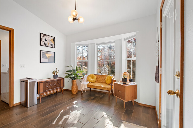 Breakfast Nook - 18 Tuxford Cir