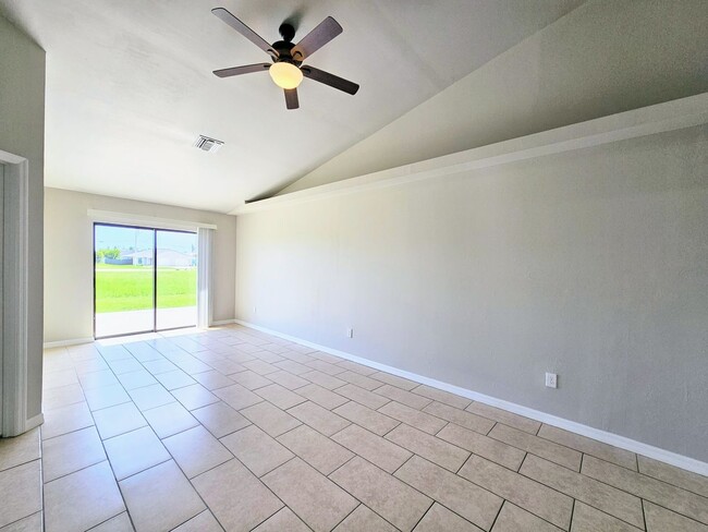 Building Photo - Like New  3 bedroom, 2bath 1 car garage