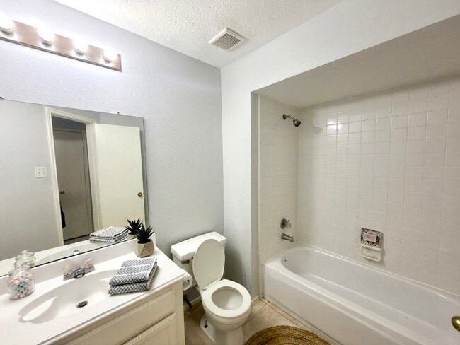 Building Photo - 15518 Evergreen Grove Dr