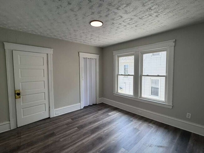 Building Photo - Comfortable & Convenient West Side Living