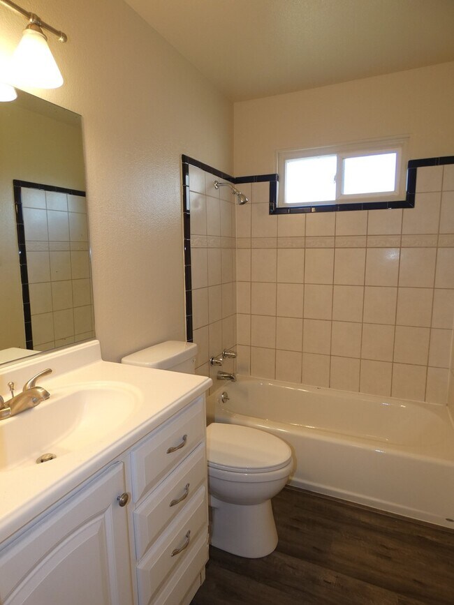 Building Photo - 4 bedroom, 2 bathroom in Suisun City