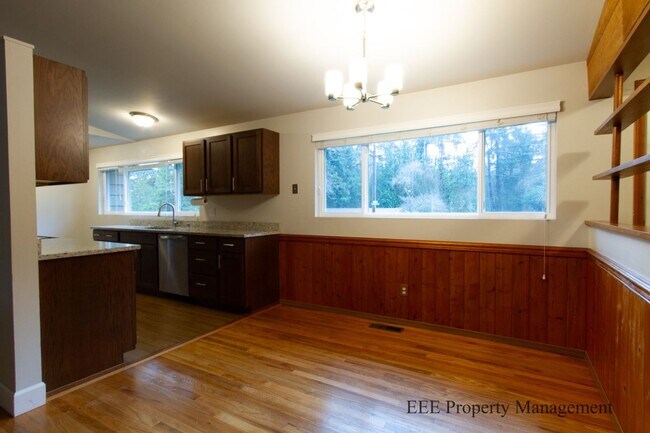 Building Photo - Bellevue Home in Phanton lake Area