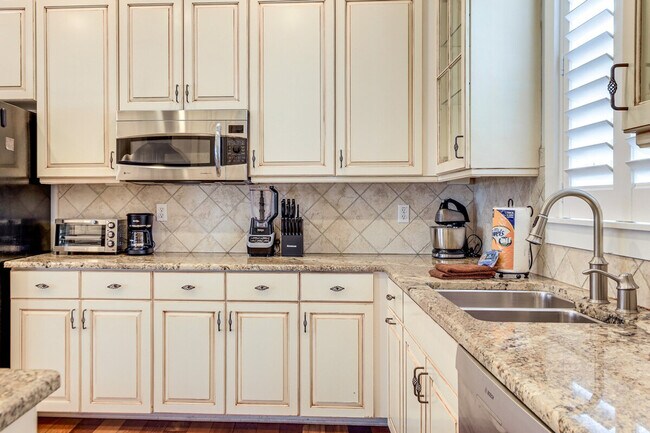 Building Photo - 166 21st Ave N