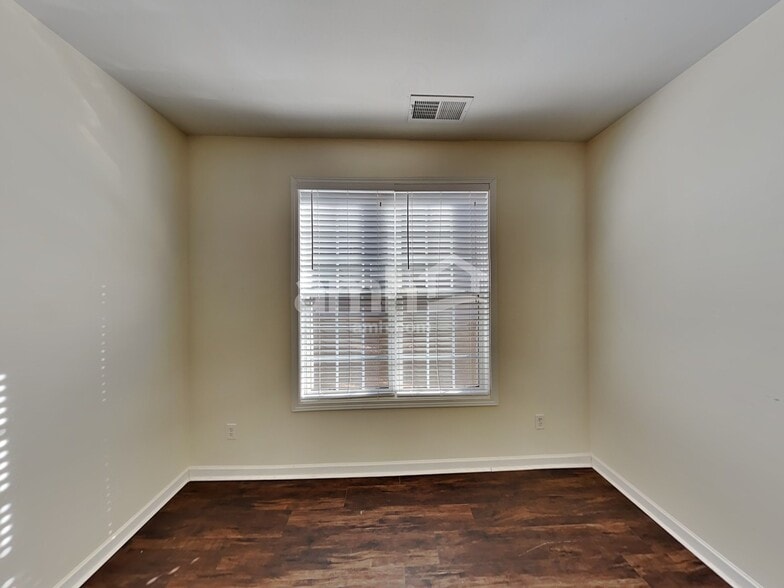 Building Photo - 192 Greenview Dr