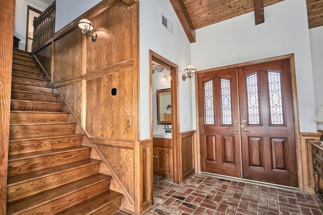 Building Photo - Spacious 3-Bedroom Lake House in Victorvil...