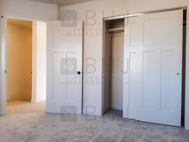 Building Photo - 2 BED/ 1.5 BATH TOWNHOME