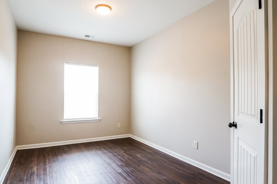 Building Photo - 376 Ivy Chase Loop