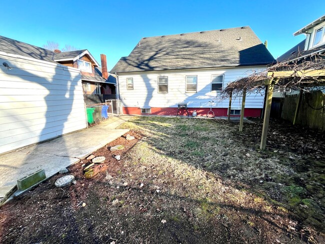 Building Photo - Huge House next to Irving Park with Fully ...