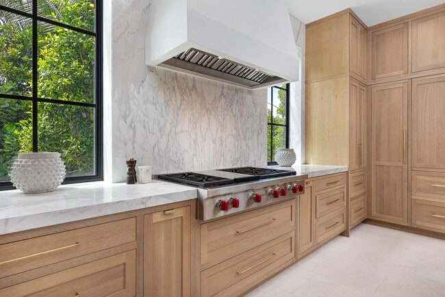 Building Photo - 734 S Ocean Blvd