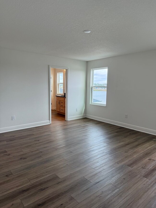 Building Photo - Beautiful 4 bedroom Home