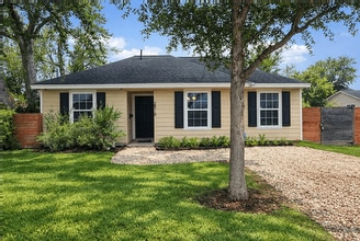 Building Photo - 2518 Staples St