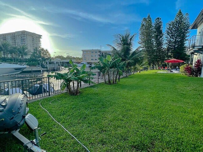 Building Photo - 13300 Biscayne Bay Terrace