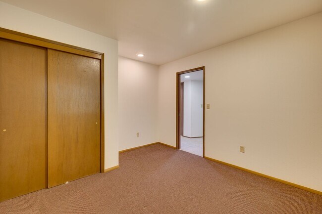 Building Photo - Mid Century Charming Bothell Retreat on 10...