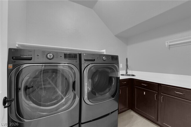 Building Photo - 608 Highland Bluff Way