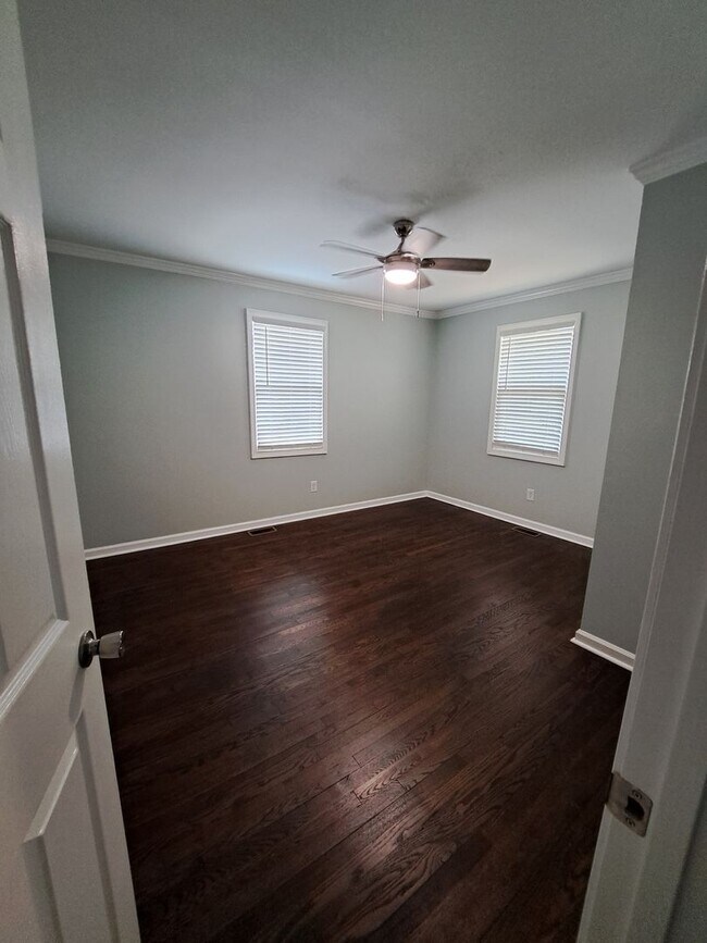 Building Photo - 1450-1452 Brentwood Drive