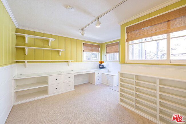 Building Photo - 2318 Canyon Dr