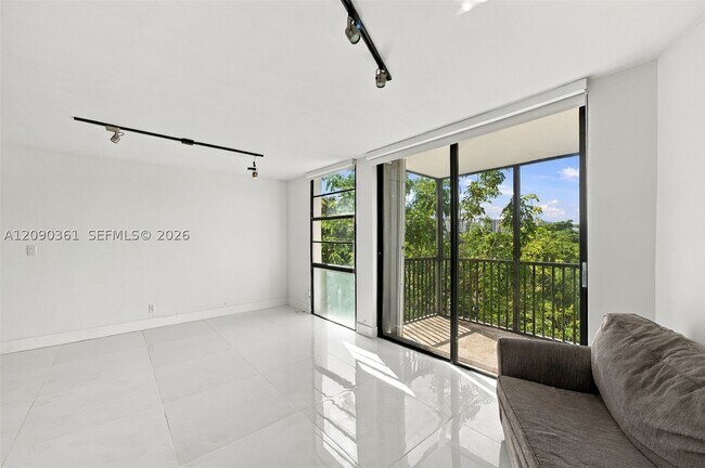Building Photo - 3475 N Country Club Dr
